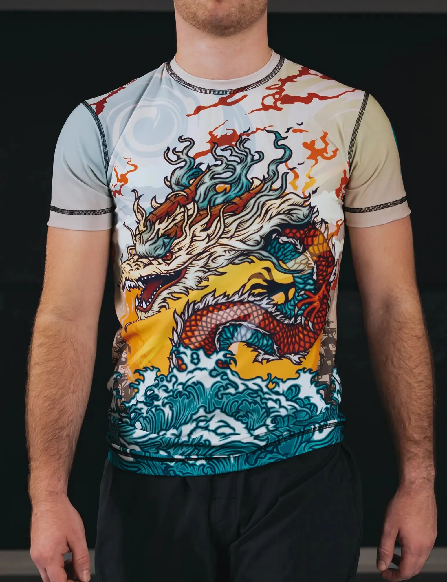 ROOTS DRAGON SS COMFORT FIT RASHGUARD